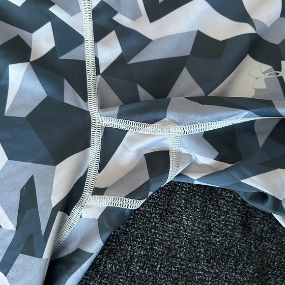 Under Armour Large Heatgear compression Geometric print capri workout leggings - Picture 5 of 6